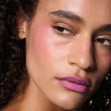 MAC Cosmetics Powder Kiss Lip + Cheek Mousse - Универсальный косметический продукт для макияжа губ и щек, 5 мл, оттенок Something Borrowed — фото 4