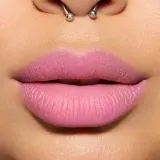MAC Cosmetics Powder Kiss Lip + Cheek Mousse - Универсальный косметический продукт для макияжа губ и щек, 5 мл, оттенок Something Borrowed — фото 8