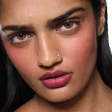 MAC Cosmetics Powder Kiss Lip + Cheek Mousse - Универсальный косметический продукт для макияжа губ и щек, 5 мл, оттенок Burning Love — фото 4