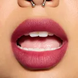 MAC Cosmetics Powder Kiss Lip + Cheek Mousse - Универсальный косметический продукт для макияжа губ и щек, 5 мл, оттенок Date Night — фото 6