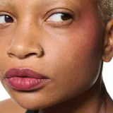 MAC Cosmetics Powder Kiss Lip + Cheek Mousse - Универсальный косметический продукт для макияжа губ и щек, 5 мл, оттенок Date Night — фото 8