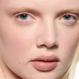 MAC Cosmetics Powder Kiss Lip + Cheek Mousse - Универсальный косметический продукт для макияжа губ и щек, 5 мл, оттенок Buffiest — фото 5