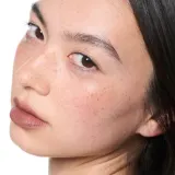 MAC Cosmetics Powder Kiss Lip + Cheek Mousse - Универсальный косметический продукт для макияжа губ и щек, 5 мл, оттенок Chestnut — фото 5