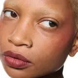 MAC Cosmetics Powder Kiss Lip + Cheek Mousse - Универсальный косметический продукт для макияжа губ и щек, 5 мл, оттенок Pretty Pleats! — фото 5