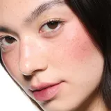 MAC Cosmetics Powder Kiss Lip + Cheek Mousse - Универсальный косметический продукт для макияжа губ и щек, 5 мл, оттенок Pretty Pleats! — фото 6