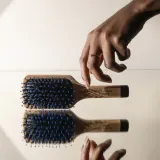 Hair Rituel by Sisley The Pocket Brush Radiance & Softness - Щетка для придания блеска и смягчения волос, 1 шт — фото 2