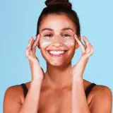 Гелевые патчи для глаз Peter Thomas Roth Water Drench Hyaluronic Cloud Eye Patches с гиалуроновой кислотой и кофеином, 60 шт — фото 5
