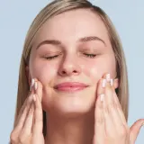 IT Cosmetics Bye Bye Dark Spots - Осветляющая сыворотка для лица с ниацинамидом, корректирующая пигментные пятна, 30 мл — фото 6