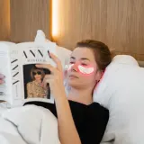 Прибор для светотерапии GLOV LunaEye Therapy Patches для зоны вокруг глаз, синий и красный свет, 1 шт — фото 5