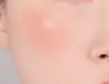 Banila Co. Romantic Blush - Многофункциональный косметический продукт для макияжа губ и щек, придающий идеальный вид, 3.7 г, оттенок 17 Baby Bean — фото 3