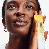 Clinique Sun UV Solutions Matifying Sunscreen SPF 50 - Крем для загара для лица с матирующим эффектом, 40 мл — фото 2