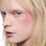 Румяна для щёк MAC Cosmetics Skinfinish Colourstruck с эффектом естественного румянца, стойкие, 4,5 г, оттенок Raizin The Roof — фото 3
