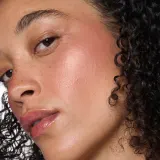 Румяна для щёк MAC Cosmetics Skinfinish Colourstruck с эффектом естественного румянца, стойкие, 4,5 г, оттенок Peachykeen — фото 4