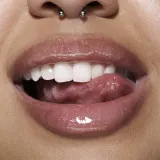Блеск для губ MAC Cosmetics Lipglass Air Mini со стеклянным блеском, нелипкий, 2,6 мл, оттенок Frosting — фото 7