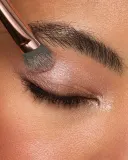 Кисть для теней KIKO Milano Kind By Kiko Double Eye brush для равномерной растушёвки, из синтетического волокна, 1 шт — фото 2