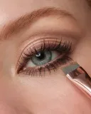 Кисть для теней KIKO Milano Kind By Kiko Double Eye brush для равномерной растушёвки, из синтетического волокна, 1 шт — фото 3