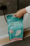 Послеродовые прокладки MomCare by Lina Postpartum Pads анатомической формы, сверхвпитывающие, 18 шт — фото 4