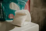 Послеродовые прокладки MomCare by Lina Postpartum Pads анатомической формы, сверхвпитывающие, 18 шт — фото 5