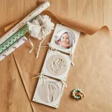 Набор для слепков ручек и ножек Bieco Print Set with Hanging Picture Frame с тройной рамкой для фото, из гипса и дерева, 1 шт 55 x 18 x 1 cm — фото 3