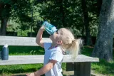 Чашка детская Bo Jungle Drinking Cup 360 тренировочная, с ручками, синяя, 240 мл 6m+ Little Whally — фото 4