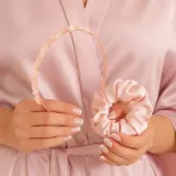 Набор аксессуаров для волос Crystallove Rose Harmony Hair Set с шёлковой резинкой и повязкой, 2 шт — фото 2