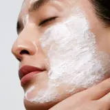 Средство для очищения лица Darphin Revitalizing Cleansing Cream-To-Foam очищающее, с кофеином, для любого типа кожи, 125 мл — фото 2