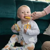Набор для новорождённого Matchstick Monkey Starter Set Lion прорезыватель и щётка-напальчник, розовый, 1 шт — фото 2