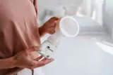 Молокоотсос электрический Momini BlissPump с массажной вкладкой, с бутылочкой и соской, 1 шт — фото 5