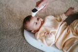Термометр инфракрасный Momini Infrared Thermometer LittleCare бесконтактный, с сигналом высокой температуры, 1 шт — фото 7