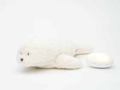 Ночник-игрушка для сна Moonie Seal с датчиком плача и музыкой, белый, 1 шт
