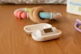 Термометр Munchkin Mini Thermometer инфракрасный бесконтактный, лобный, с чехлом, 1 шт — фото 8