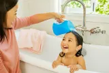 Ковшик для мытья головы Munchkin Rinse Bath Rinser детский, для детей от 6 месяцев, 1 шт 6 m+ Blue — фото 2