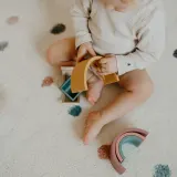 Petite&Mars Rainbow 12m+ - Сенсорная игрушка Petite Mars Rainbow 12m+ силиконовая, складная, разноцветная, 1 шт — фото 6
