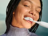 Звуковая электрическая зубная щётка Philips Sonicare 4100 HX4042/41 с датчиком давления, для брекетов и коронок, 1 шт White — фото 4
