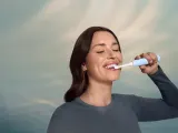 Звуковая зубная щётка Philips Sonicare 6100 HX7406/02 бережная к дёснам, 62 000 движений в минуту, 1 шт z etui podróżnym Light Blue — фото 2