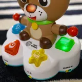Игрушка музыкальная Baby Einstein Drum Learn Dean Musical Learning Toy развивающая, со звуками, 1 шт 6 m+ — фото 3