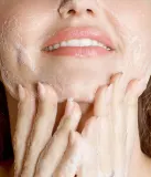 Пенка для умывания KORA Organics Turmeric Glow Foaming Cleanser с куркумой и алоэ — фото 3
