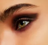 Тени для век MAC Cosmetics Powder Kiss Soft Matte Eye Shadow Refill матовые, сменный блок, 1,5 г, оттенок Give a Glam — фото 3