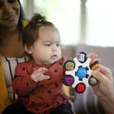 Игрушка интерактивная Baby Einstein Curiosity Clutch Twist Pop развивающая моторику, для детей, 1 шт 3 m+ — фото 2