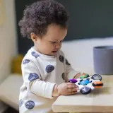 Игрушка интерактивная Baby Einstein Curiosity Clutch Twist Pop развивающая моторику, для детей, 1 шт 3 m+ — фото 6