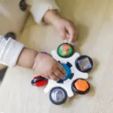 Игрушка интерактивная Baby Einstein Curiosity Clutch Twist Pop развивающая моторику, для детей, 1 шт 3 m+ — фото 7