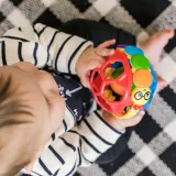 Прорезыватель для зубов Baby Einstein Bendy Ball в форме мяча, для малышей, 1 шт 3 m+ — фото 2
