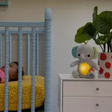 Игрушка развивающая Bright Starts Hug-a-bye Baby с мелодией, для детей с первых дней жизни, 1 шт 0 m+ — фото 4