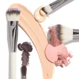 Кисть для лица Chantecaille Cheek Brush для кремовых и пудровых средств, с синтетическим ворсом, 1 шт — фото 2