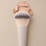 Кисть для лица многофункциональная Luvia Cosmetics Full Face Brush Nude Aura для рассыпчатой и компактной пудры, из синтетического волокна, 1 шт 216 — фото 2