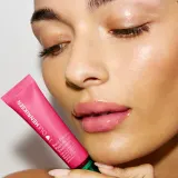 Уход для губ OLEHENRIKSEN Pout Preserve Chillers тонизирующий, с охлаждающим эффектом, 12 мл, оттенок Maldives Melon — фото 4