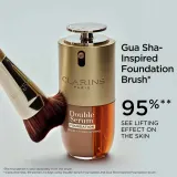 Кисть для тонального средства Clarins Double Serum Foundation Brush с синтетическим ворсом, берёзовая рукоятка, 1 шт — фото 4