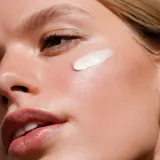 Хайлайтер для лица Dr. Hauschka Make-Up Illuminating Fluid жидкий, с маслом жожоба, 30 мл — фото 2