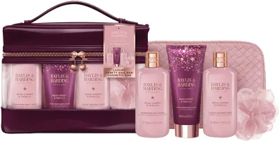 Baylis & Harding Wild Cherry & Vanilla - Набор косметический Baylis Harding Wild Cherry Vanilla Bags Of Beauty для тела, с косметичками, подарочный