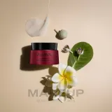 Укрепляющая ночная маска против глубоких морщин Ahava Apple of Sodom Overnight Deep Wrinkle Mask, 50 мл — фото 5